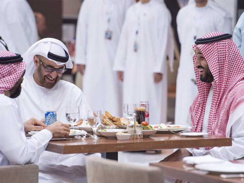 بالفيديو: الأمير محمد بن سلمان ومحمد بن زايد في أحد مطاعم الرياض